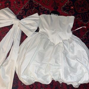 The cutest white babyboo Lotus mini dress with a bow😍😍😍